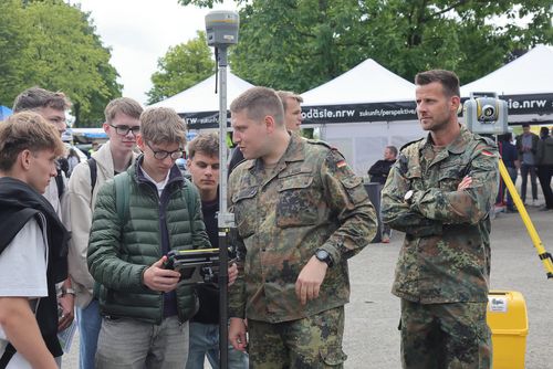 Bundeswehr-Stand beim Erlebnistag Geodäsie
