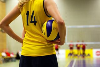 Volleyballspielerin von hinten