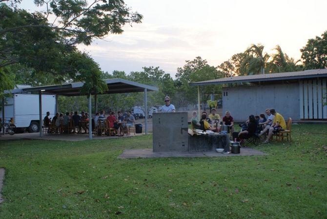 Gemeinsames Grillen vor der Unterkunft auf einem Campingplatz bei Darwin