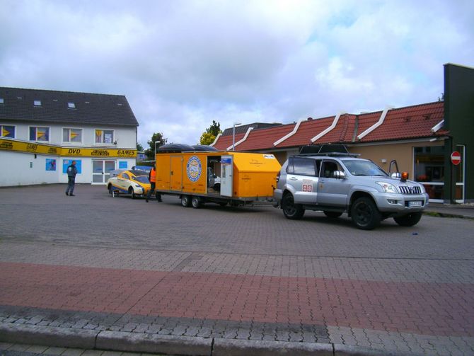 Das neue Chase-Gespann. Die Zugmaschine wurde extra für Russland und die Mongolei angeschafft. 2,5t müssen gezogen werden Das neue Chase-Gespann. Die Zugmaschine wurde extra für Russland und die Mongolei angeschafft. 2,5t müssen gezogen werden