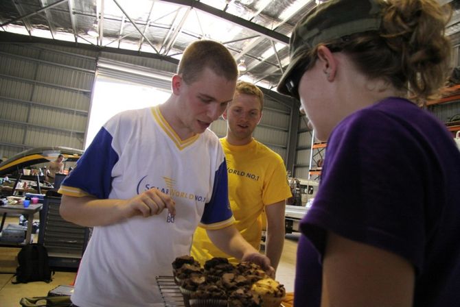 Christoph Bönneken und Niklas Kersenfischer freuen sich über Brownies. Jenny Ostermann weiß, wie man die Crew bei Laune hält. Christoph Bönneken und Niklas Kersenfischer freuen sich über Brownies. Jenny Ostermann weiß, wie man die Crew bei Laune hält.