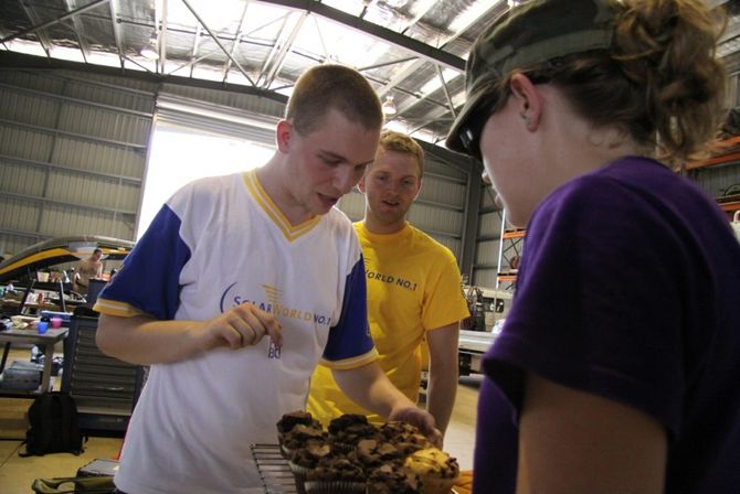 Christoph Bönneken und Niklas Kersenfischer freuen sich über Brownies. Jenny Ostermann weiß, wie man die Crew bei Laune hält.