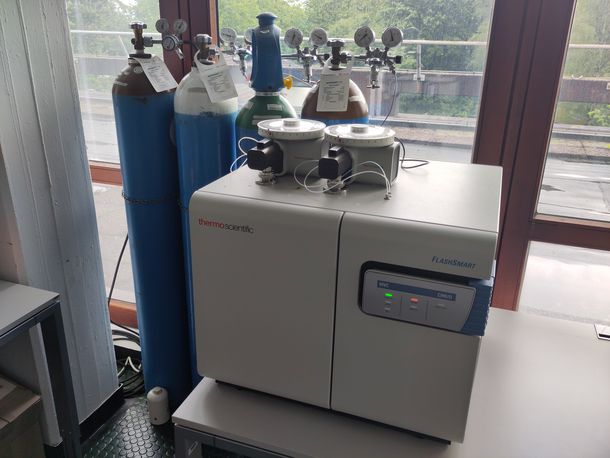 FlashSmart Elementaranalysator zur CHNO- und CHNS-Bestimmung fester Proben im Umweltlabor der Hochschule Bochum.