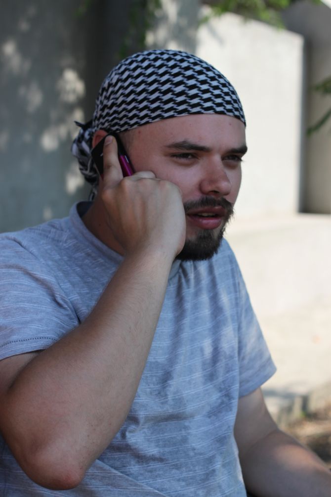 Kyrill Lugovyi am Telefon, um Unterkünfte für das Team zu finden