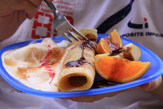 Belohnung nach getaner Arbeit: Pfannekuchen mit Eis und Früchten