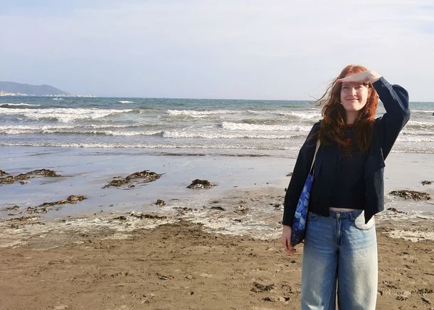 Isa Röschel an einem Strand der Küstenstadt Kamakura. Während ihres Auslandsaufenthaltes in Japan verbringen die beiden Studentinnen dort viel Zeit.
