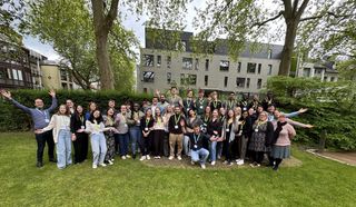 Arme hoch zum Spring School-Winken. 