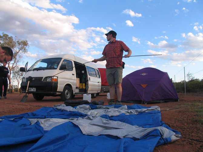 Eine „Finca“ für das Outback: Fabian Kruszona baut sein Zelt auf