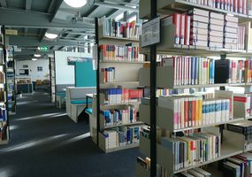 Fachbibliothek Wirtschaft- Regale und Arbeitsplätze