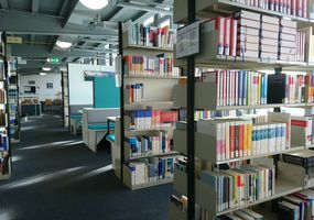 Fachbibliothek Wirtschaft: Arbeitsplätze und Regale