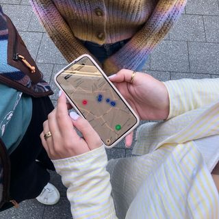 Draufsicht auf ein Smartphone, auf dem eine Karte geladen ist.