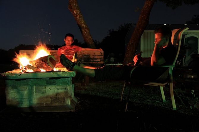 Linh Hoang und Thomas Fröbrich entspannen abends am Feuer