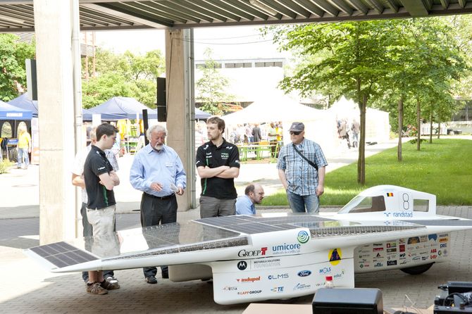 Solar-Rennwagen aus Belgien - Hans Gochermann (2. v. l.) diskutiert die verwendete Konzentratortechnik Solar-Rennwagen aus Belgien - Hans Gochermann (2. v. l.) diskutiert die verwendete Konzentratortechnik