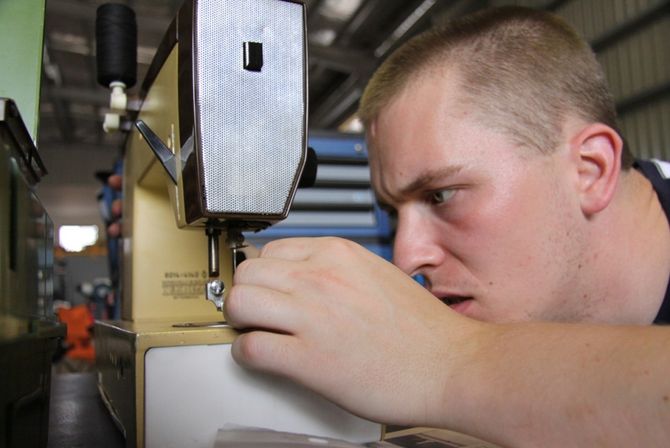 Christoph Bönneken ist der Mann an der Nähmaschine. Er fertigt eine Abdeckung für die Elektrik im Hinterteil des BOcruisers