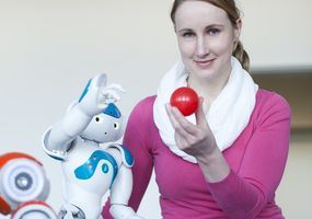 Studentin mit humanoidem Roboter