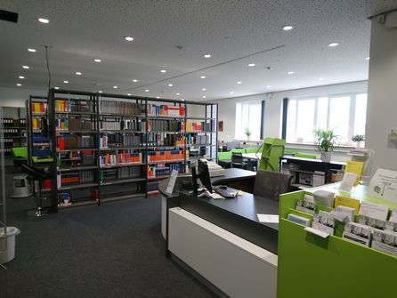 Blick in die Fachbibliothek Velbert/ Heiligenhaus mit Ansicht Ausleihtheke und Bibliotheksregalen