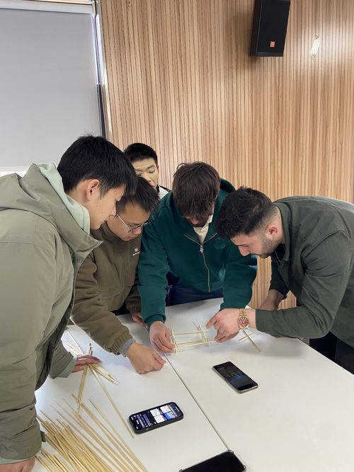 In gemischten Teams bauten die Studierende kleine Brückentragwerke aus Holzmodellen