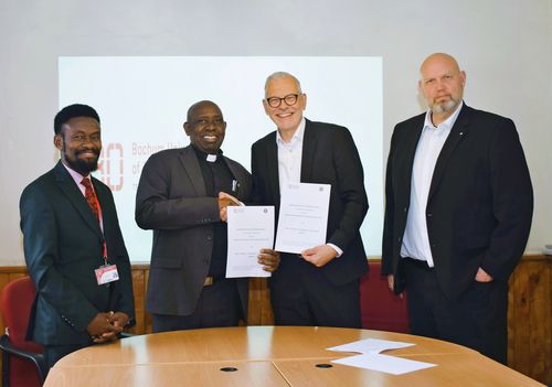 Prof. Damian M. Maingi (CUEA), Very Rev. Prof. Stephen Mbugua Ngari (Vice Chancellor CUEA), Prof. Dr. Andreas Wytzisk-Arens (Präsident HSBO) und Prof. Dr. Jörg Frochte (HSBO) bei der Unterzeichnung des Memorandums of Understanding.