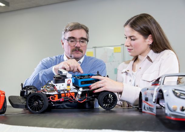 Prof. Dr. Markus Lemmen vermittelt den Studierenden im Masterstudium Mechatronics am Campus Velbert/Heiligenhaus zum Beispiel Wissen rund ums automatisierte Fahren. Prof. Dr. Markus Lemmen vermittelt den Studierenden im Studium zum Beispiel Wissen rund ums automatisierte Fahren.