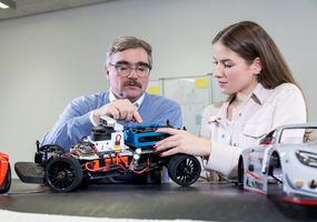Prof. Dr. Markus Lemmen vermittelt den Studierenden im Studium zum Beispiel Wissen rund ums automatisierte Fahren.