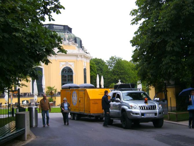 SolarCar im Tierpark von Wien. Der Tierpark des Schlosses Schönbrunn ist der Präsentationsort des GT's
