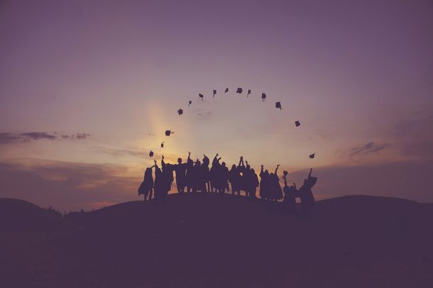 Foto von <a href="https://unsplash.com/de/@baim?utm_content=creditCopyText&utm_medium=referral&utm_source=unsplash">Baim Hanif</a> auf <a href="https://unsplash.com/de/fotos/silhouette-von-menschen-die-auf-einem-hugel-stehen-pYWuOMhtc6k?utm_content=creditCopyText&utm_medium=referral&utm_source=unsplash">Unsplash</a>       