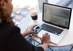 Studierende beim Programmieren