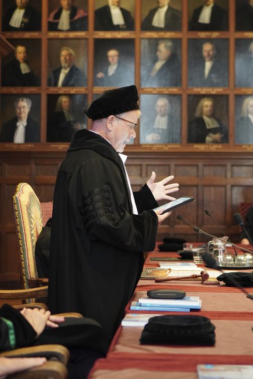 Prof. Dr. Christian Grüneberg hält eine Rede