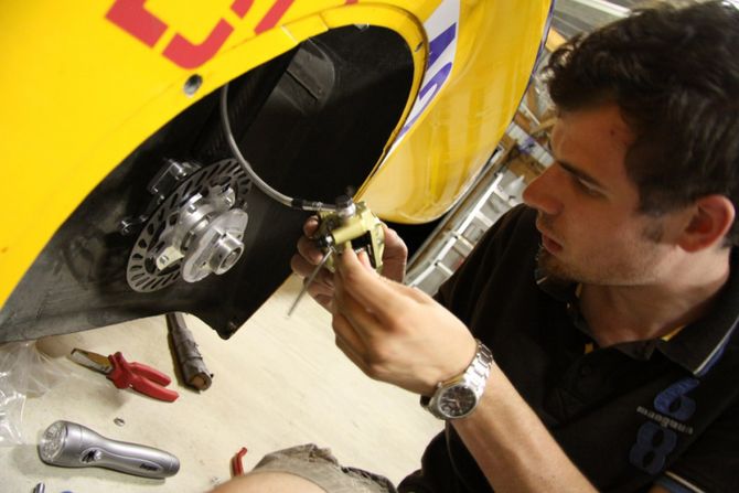 Felix Hartmann aus der Organisation versucht sich auch einmal am Bremssystem.