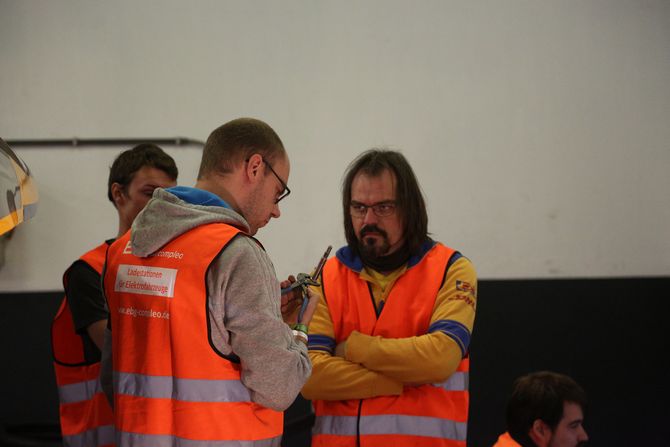 Markus Weigel diskutiert mit Stefan Benninghoff, wie die Reparatur gelingen kann