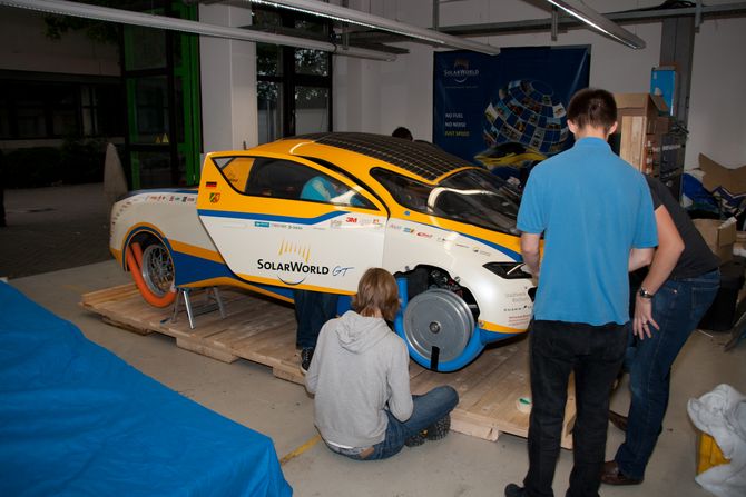 Der SolarWorld GT wird für die Reise nach Australien transportgerecht verpackt