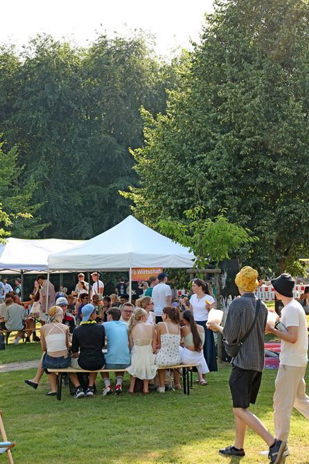 Die Basis einer Gartenparty ist die Bierzeltgarnitur.