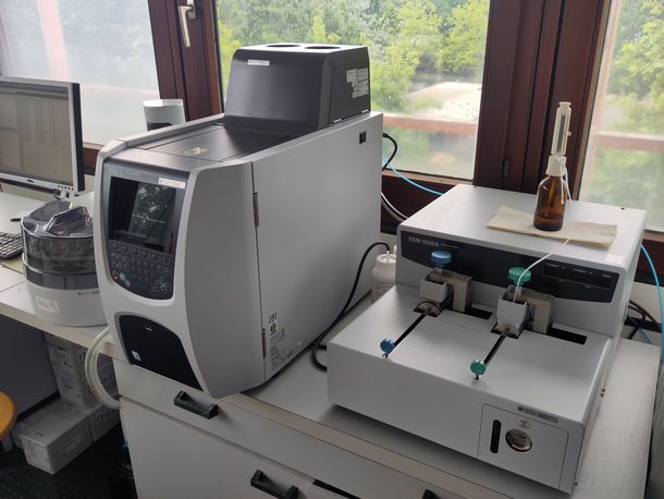 TOC-Analysator Shimadzu TOC-L zur Bestimmung von organischem Kohlenstoff in Wasserproben im Umweltlabor.
