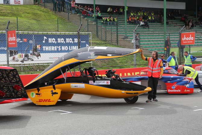 Stefan Benninghoff asstiert beim Start