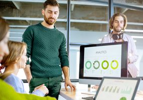 Gruppenarbeit mit Datenanalyse im Bereich Wirtschafts- und Industrieinformatik