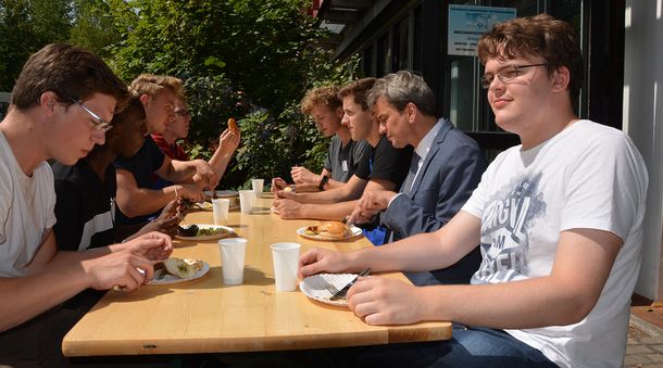 Vertieft wurden die ersten Kontakt beim Grillen.