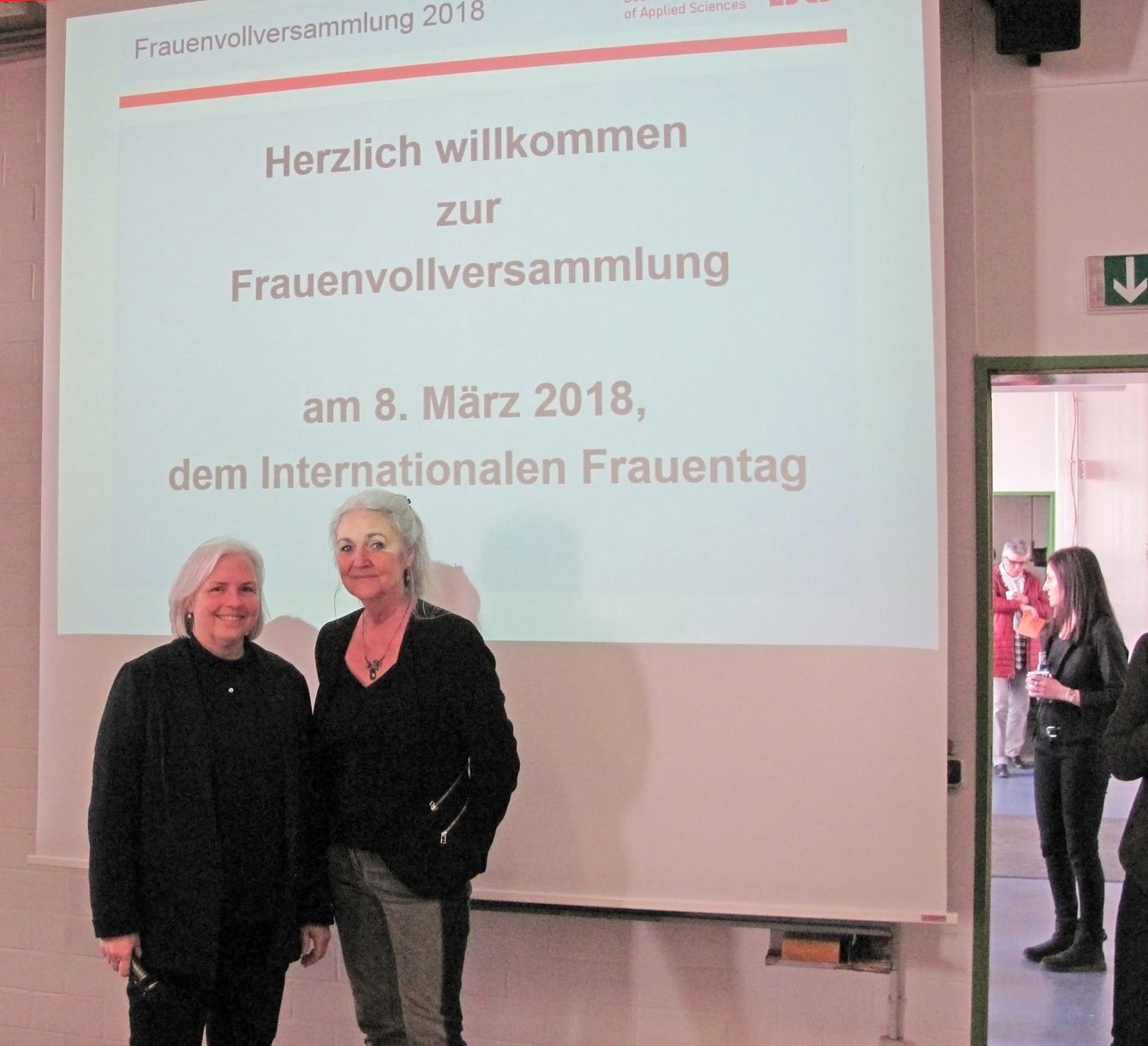 Regina Schrade (li.) und Wirtschaftsprofessorin Susanne Stark.