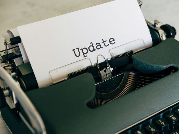 dekoratives Bild (Schreibmaschine mit Papier auf dem Update steht) Foto von <a href="https://unsplash.com/de/@markuswinkler?utm_content=creditCopyText&utm_medium=referral&utm_source=unsplash">Markus Winkler</a> auf <a href="https://unsplash.com/de/fotos/weisses-druckerpapier-auf-gruner-schreibmaschine-cxoR55-bels?utm_content=creditCopyText&utm_medium=referral&utm_source=unsplash">Unsplash</a>