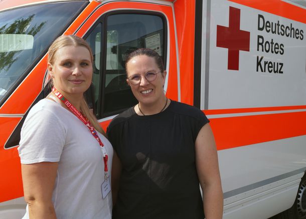 Irina Golz, Lehrkraft für besondere Aufgaben im Studienbereich Hebammenwissenschaft und Stefanie Gonschorek, stellvertretende Schulleiterin und Klassenlehrerin für die Notfallsanitäterausbildung im Notfallpädagogischen Institut Essen. Das Bild zeigt Irina Golz, Lehrkraft für besondere Aufgaben im Studienbereich Hebammenwissenschaft und Stefanie Gonschorek, stellvertretende Schulleiterin und Klassenlehrerin für die Notfallsanitäterausbildung im Notfallpädagogischen Institut Essen.