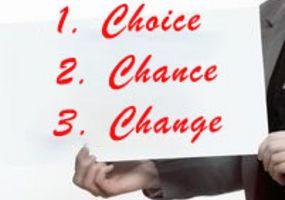 Hände halten ein Schild mit der Aufschrift 1. Choice 2. Chance 3. Change