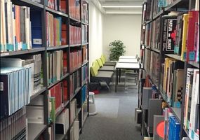 Blick in die Fachbibliothek Technik mit Ansicht der Bibliotheksreale und Lernbereich