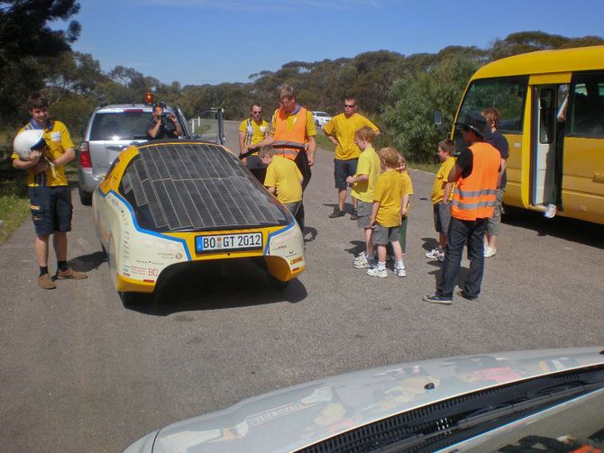 Schulkinder stoppen das Team, um SolarWorld GT zu bestaunen.