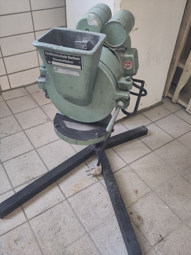Schlagkreuzmühle von Retsch zur Probenzerkleinerung fester Materialien im Umwelt- und Baustofflabor der Hochschule Bochum.