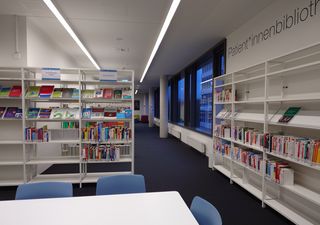 Foto Fachbibliothek Gesundheit: Arbeitsplätze und Regale