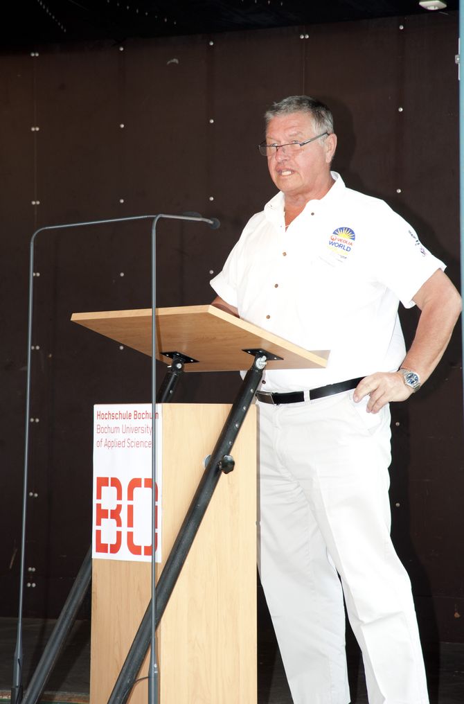 Chris Selwood, CHef-Organisator der WSC, verkündet die neue Crusier-Klasse für den nächsten Wettbewerb in Australien 2013