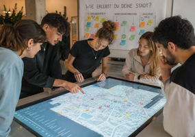 Studierende arbeiten an einer digitalen Stadtkarte