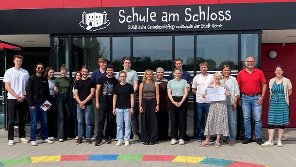 Das Bild zeigt alle beteiligten Personen am Projektseminar.