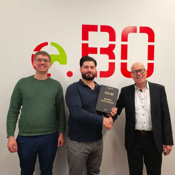 Gökhan Demirci schließt sein Masterstudiums in Elektrotechnik mit einer Masterarbeit zu dem Thema "Analyse, Aufbau und Vergleich von modellbasierten Zustandsschätzern für Lithium-Ionen-Batteriesystemen" ab