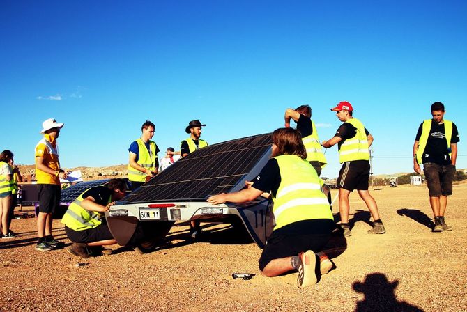 Alle machen sich und das SolarCar bereit für den Härtetest