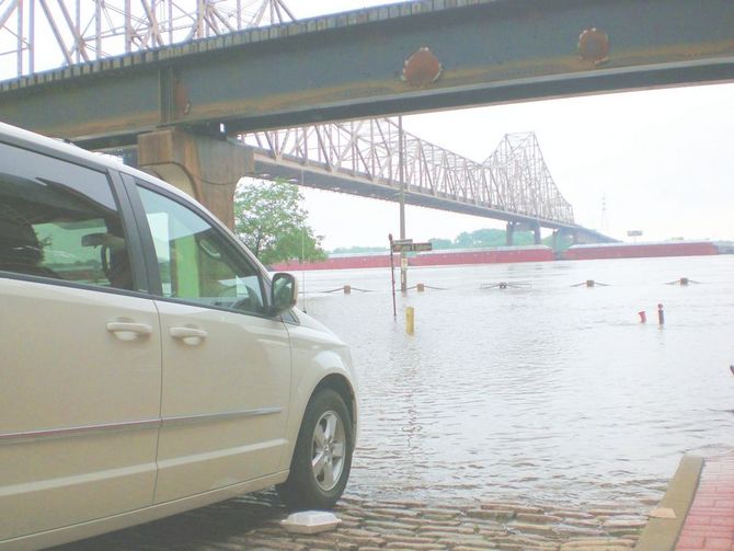 Zwischenstopp in Saint Louis: Der mittlere Westen ist zum Zeitpunkt der Streckenabfahrt in weiten Teilen überflutet. Der Mississippi bedeckt hier die Uferpromenade meterhoch!
